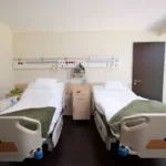 dwa łóżka na sali chorych